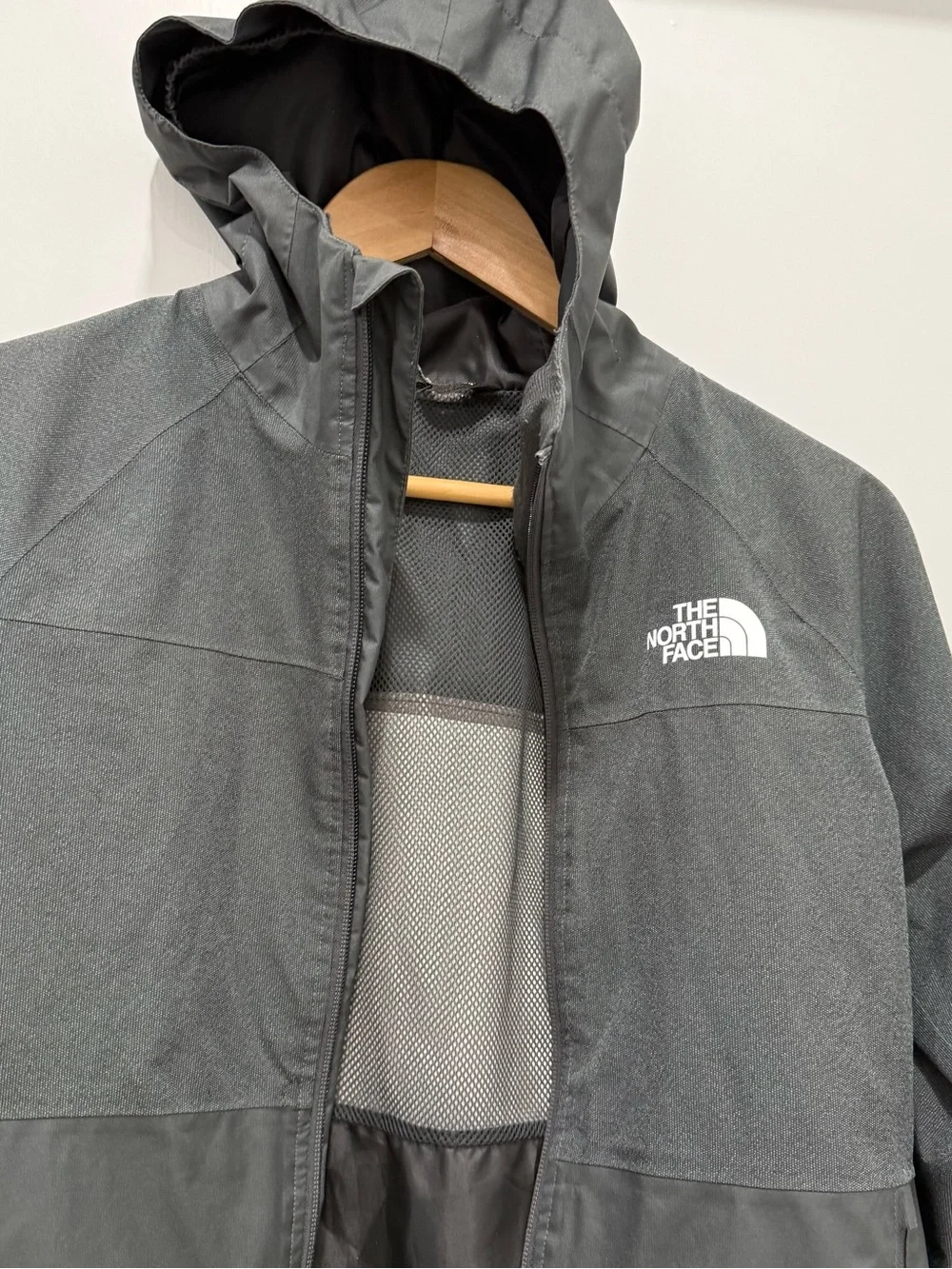 The North Face Boys sz 10/12 Hooded Raincoat in Charcoal Gray